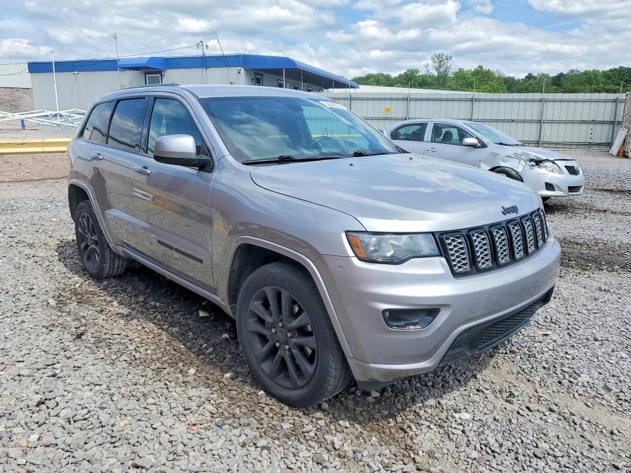 2018 Jeep Grand Cherokee Laredo - Image 4