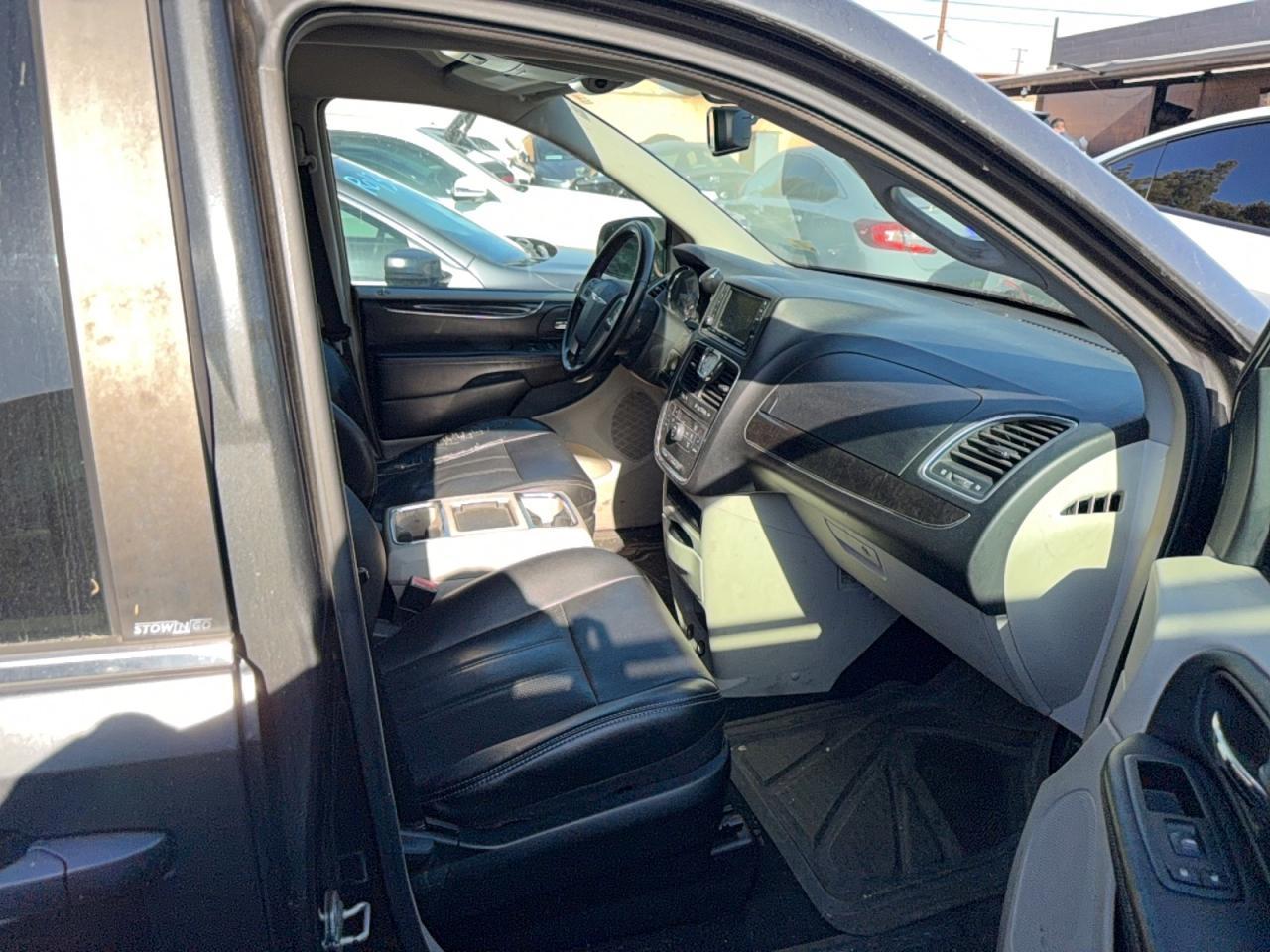 2012 Chrysler Town & Country Touring - Фото 5