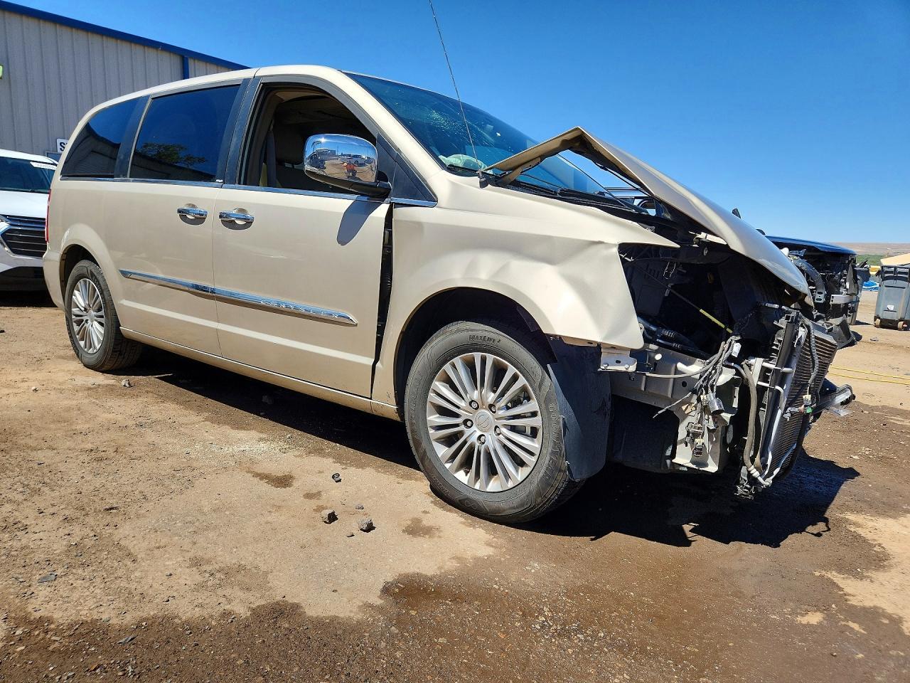 2013 Chrysler Town & Country Touring L - Фото 4