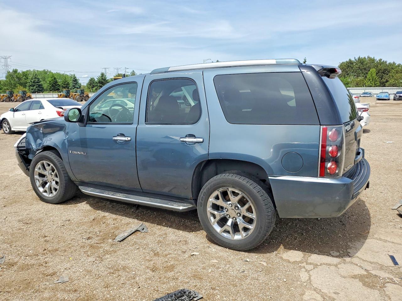 2007 GMC Yukon Denali - Image 2