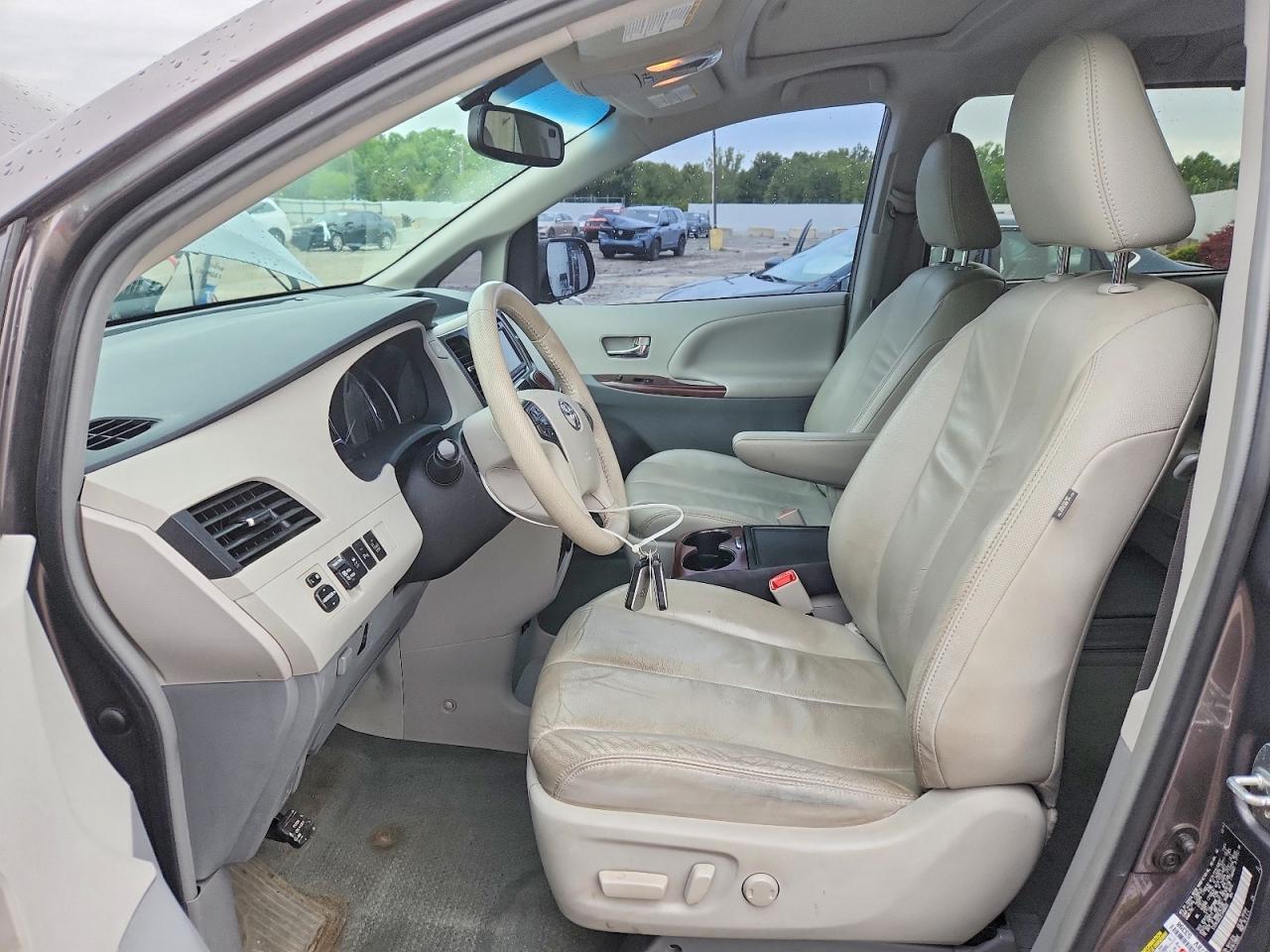 2014 Toyota Sienna Xle 8-Passenger - Image 7