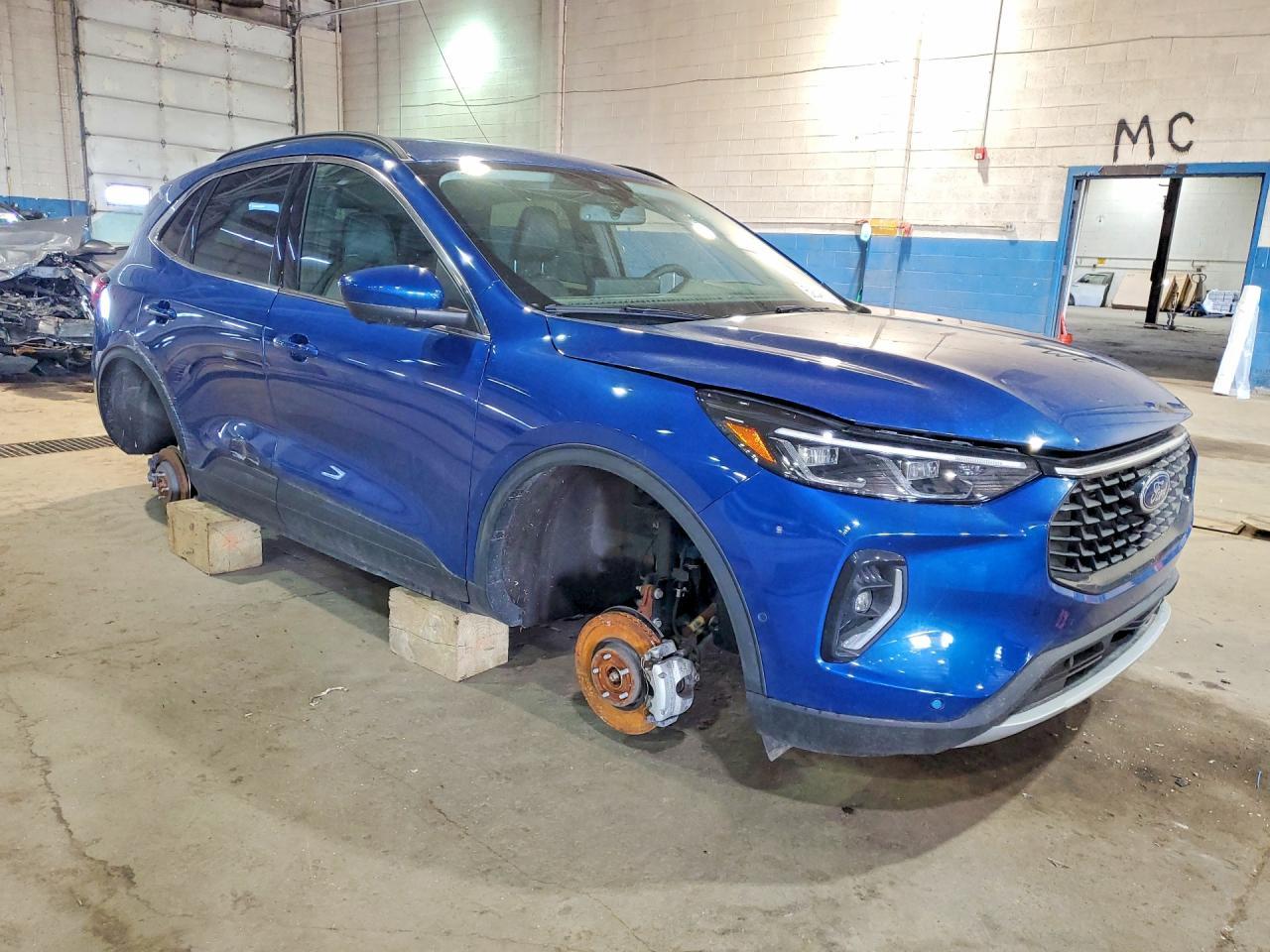 2023 Ford Escape Platinum - Фото 4