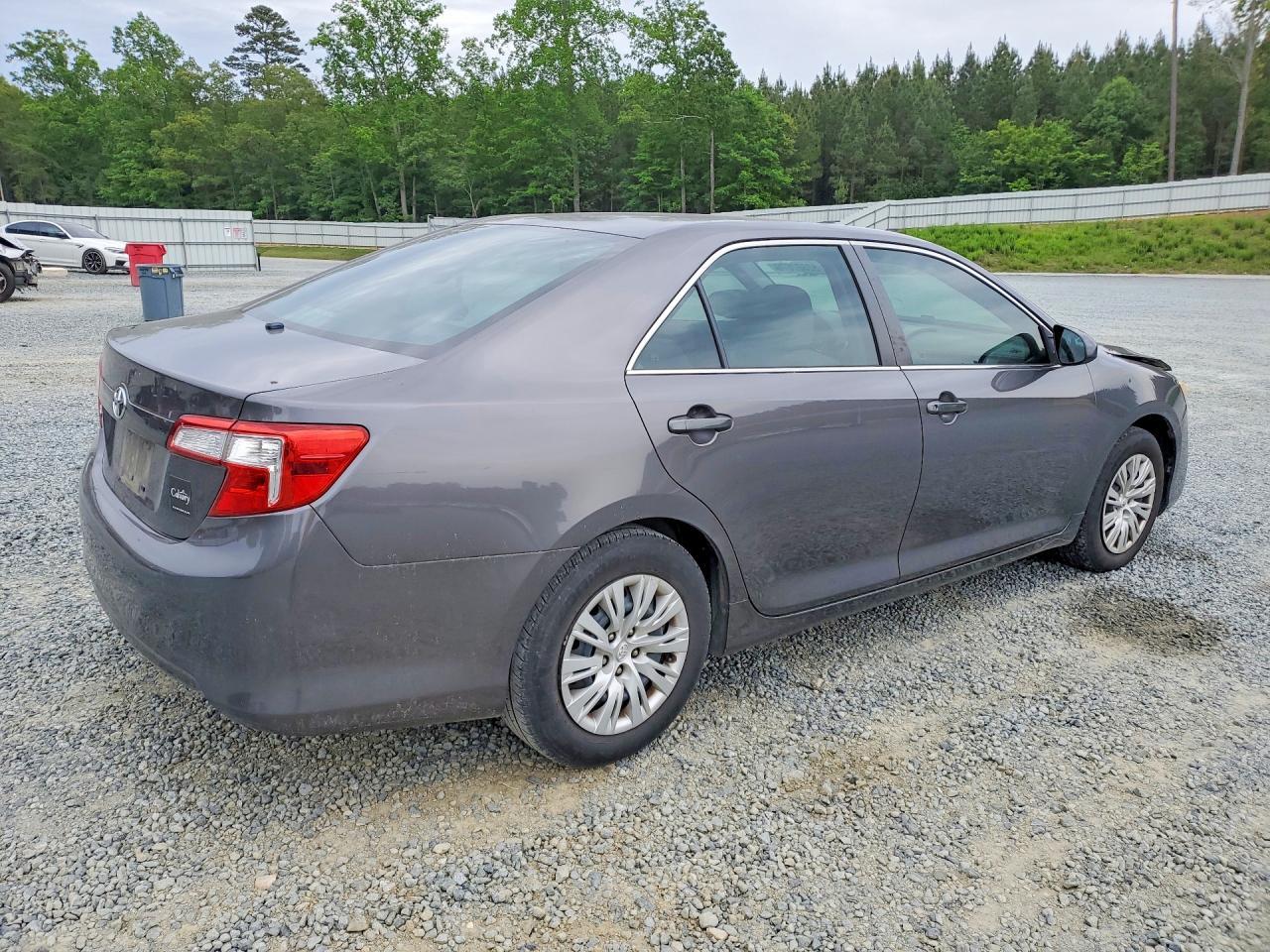 2014 Toyota Camry L - Фото 3