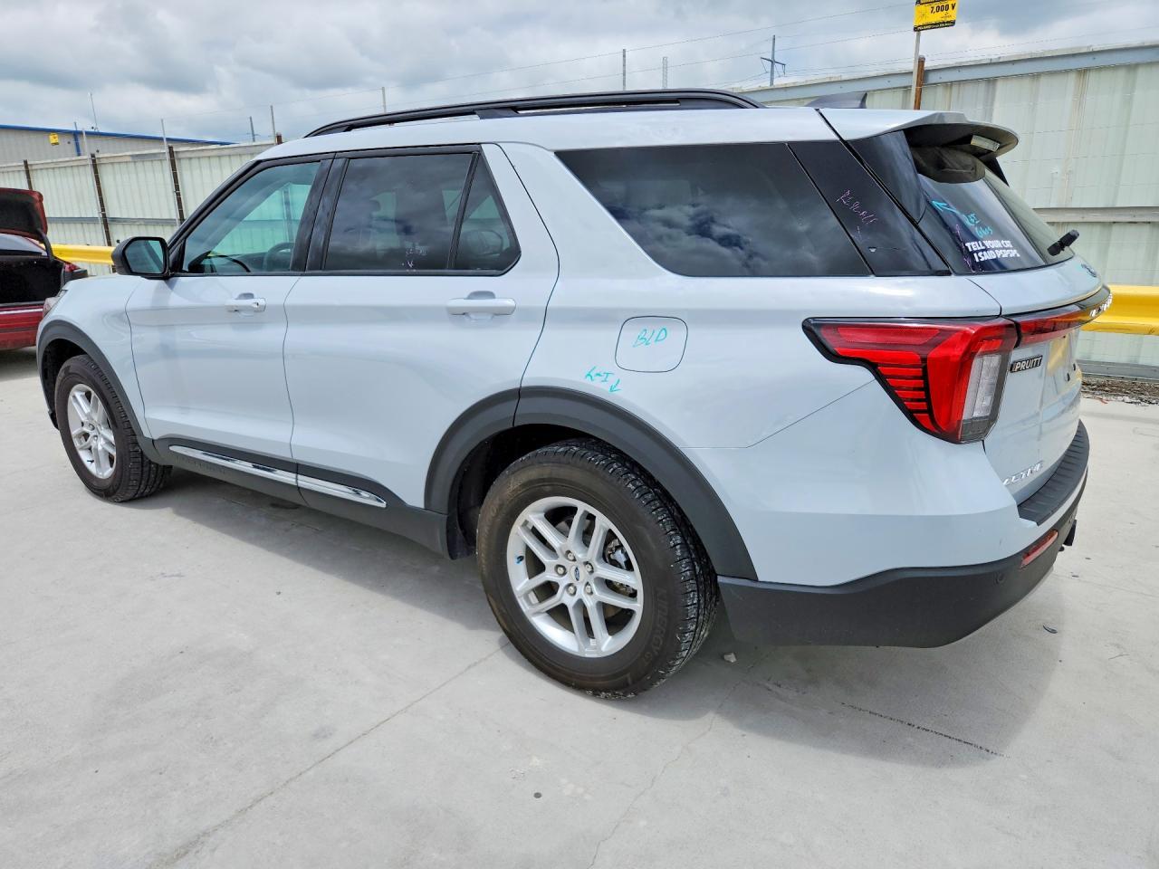 2025 Ford Explorer Active - Image 2