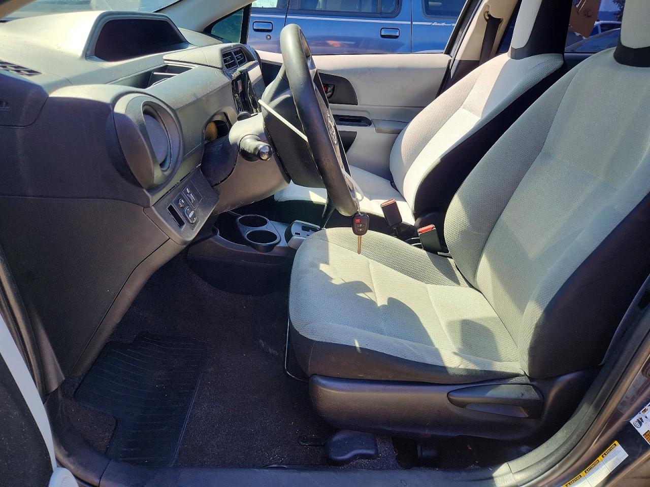 2014 Toyota Prius C One - Фото 7