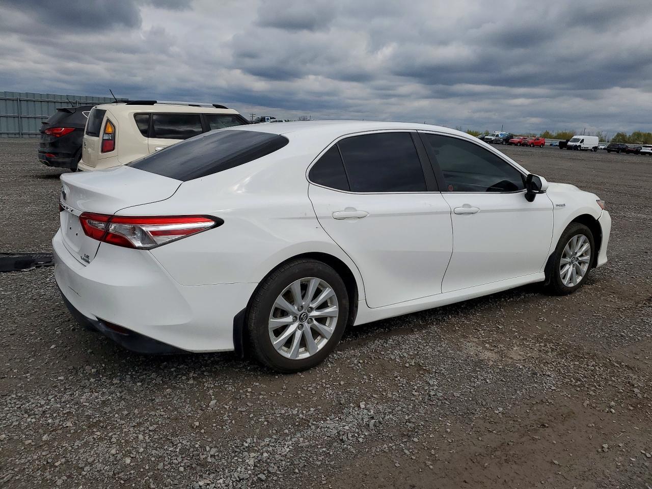 2018 Toyota Camry Le Hybrid 4Dr - Фото 3