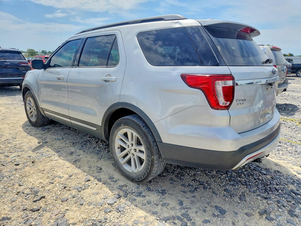 2017 Ford Explorer Xlt - Фото 2