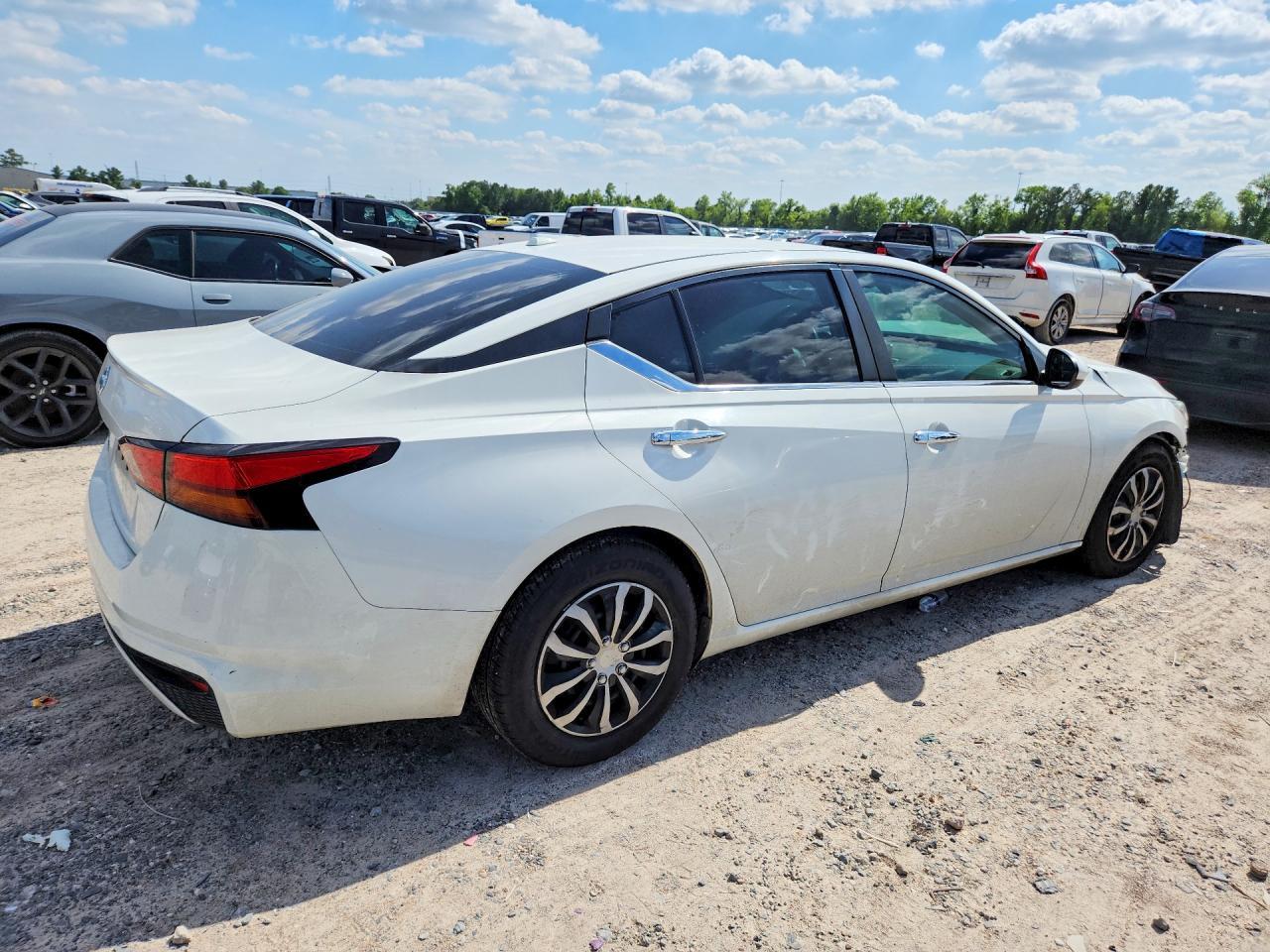 2019 Nissan Altima S - Image 3