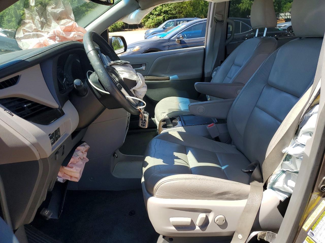 2017 Toyota Sienna Xle Premium 8-Passenger - Фото 7