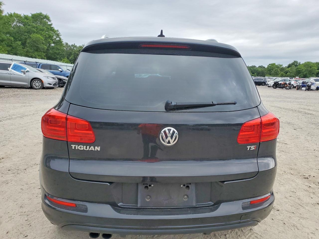 2017 Volkswagen Tiguan - Image 6