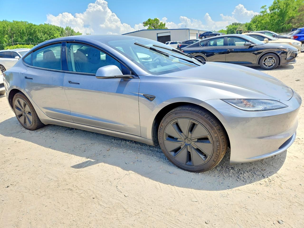 2025 Tesla Model 3 - Фото 4