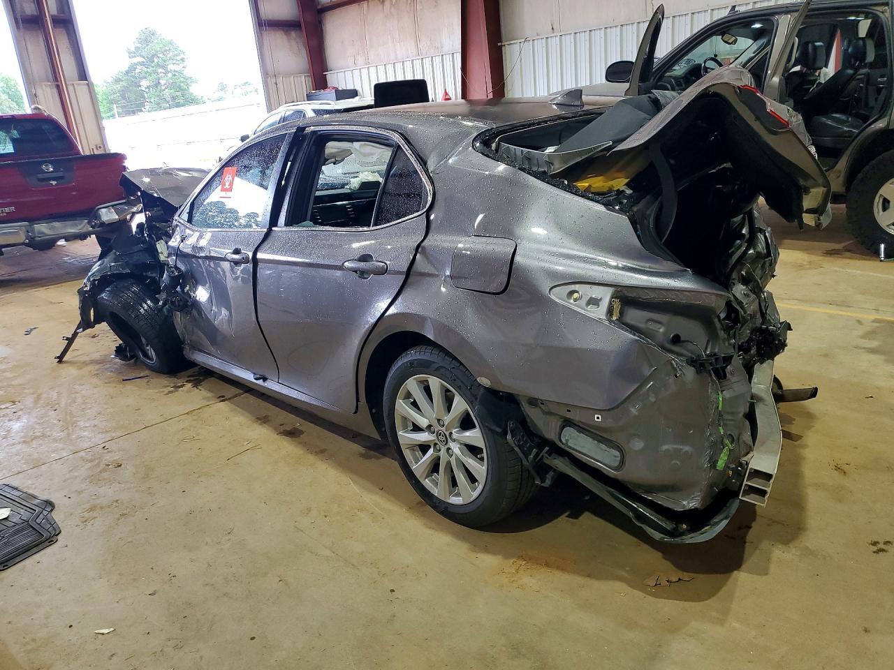 2019 Toyota Camry Le - Фото 2