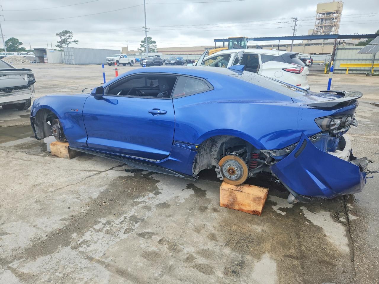 2022 Chevrolet Camaro Lt1 - Image 2