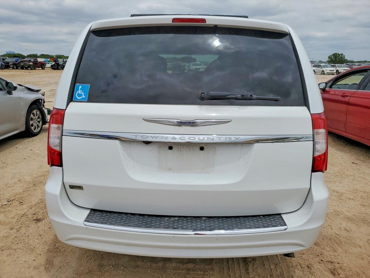2016 Chrysler Town & Country Touring - Фото 6