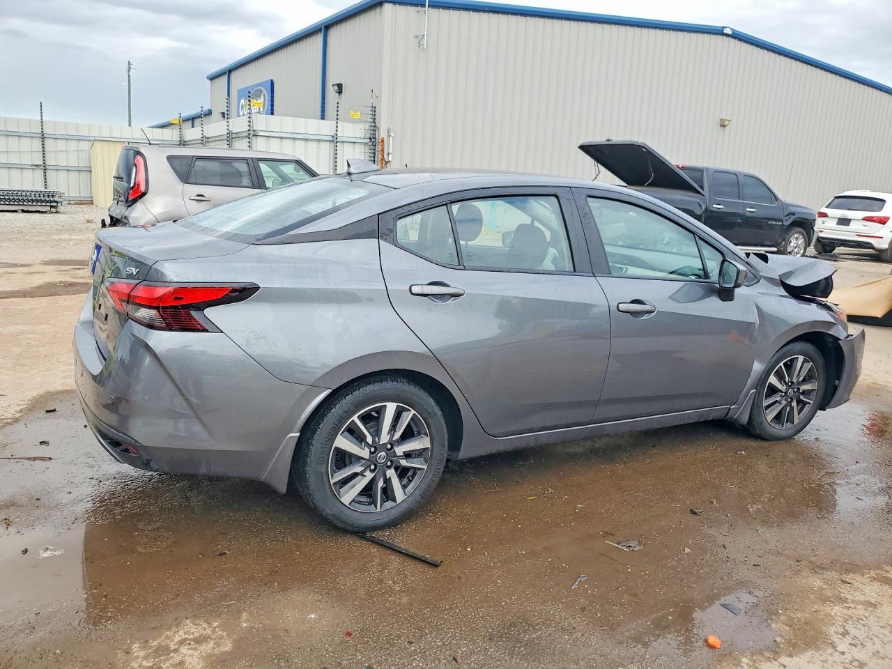 2022 Nissan Versa Sv - Image 3