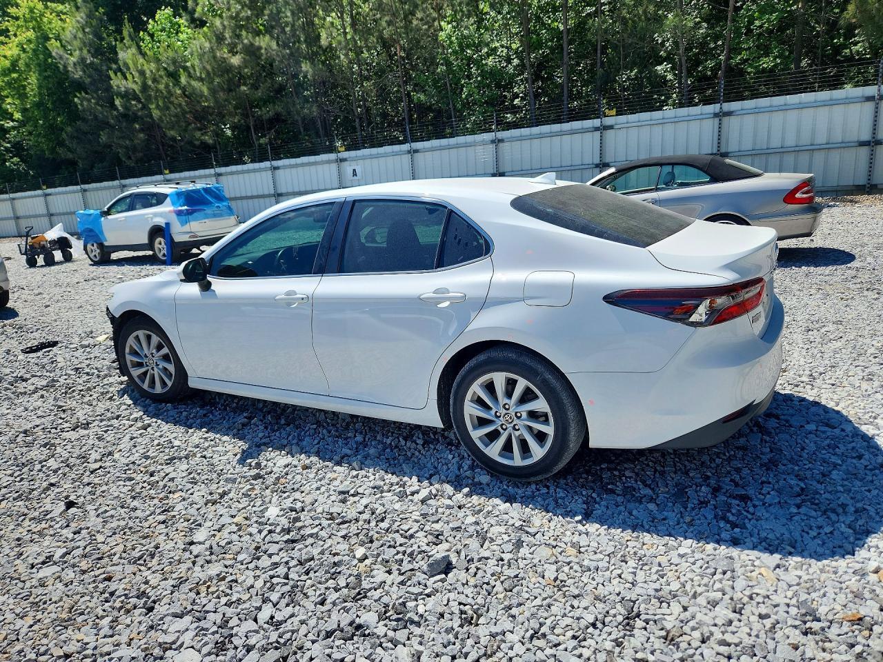 2022 Toyota Camry Le - Фото 2