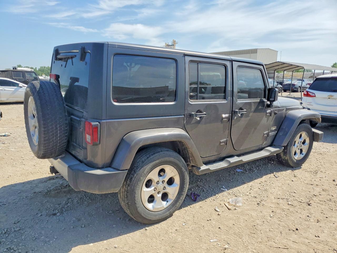 2014 Jeep Wrangler Unlimited Sahara - Image 3