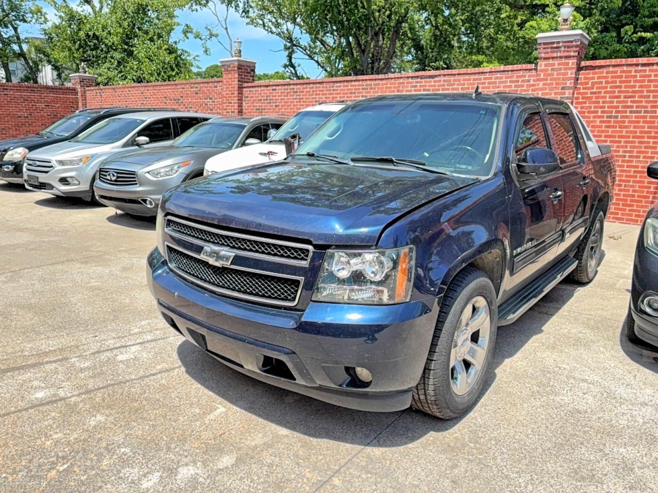 2010 Chevrolet Avalanche Lt - Image 2