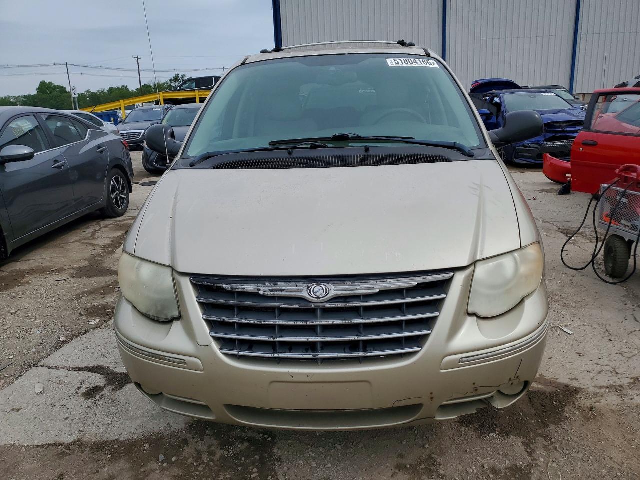 2005 Chrysler Town & Country Limited - Image 5