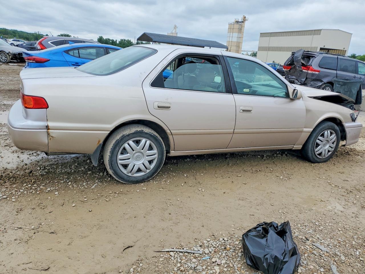 2001 Toyota Camry Le - Фото 3