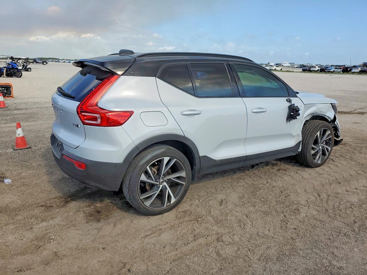 2022 Volvo Xc40 T5 R-Design - Фото 3