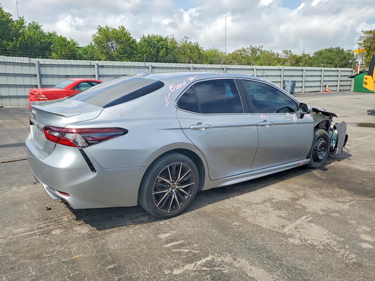 2021 Toyota Camry Se - Фото 3