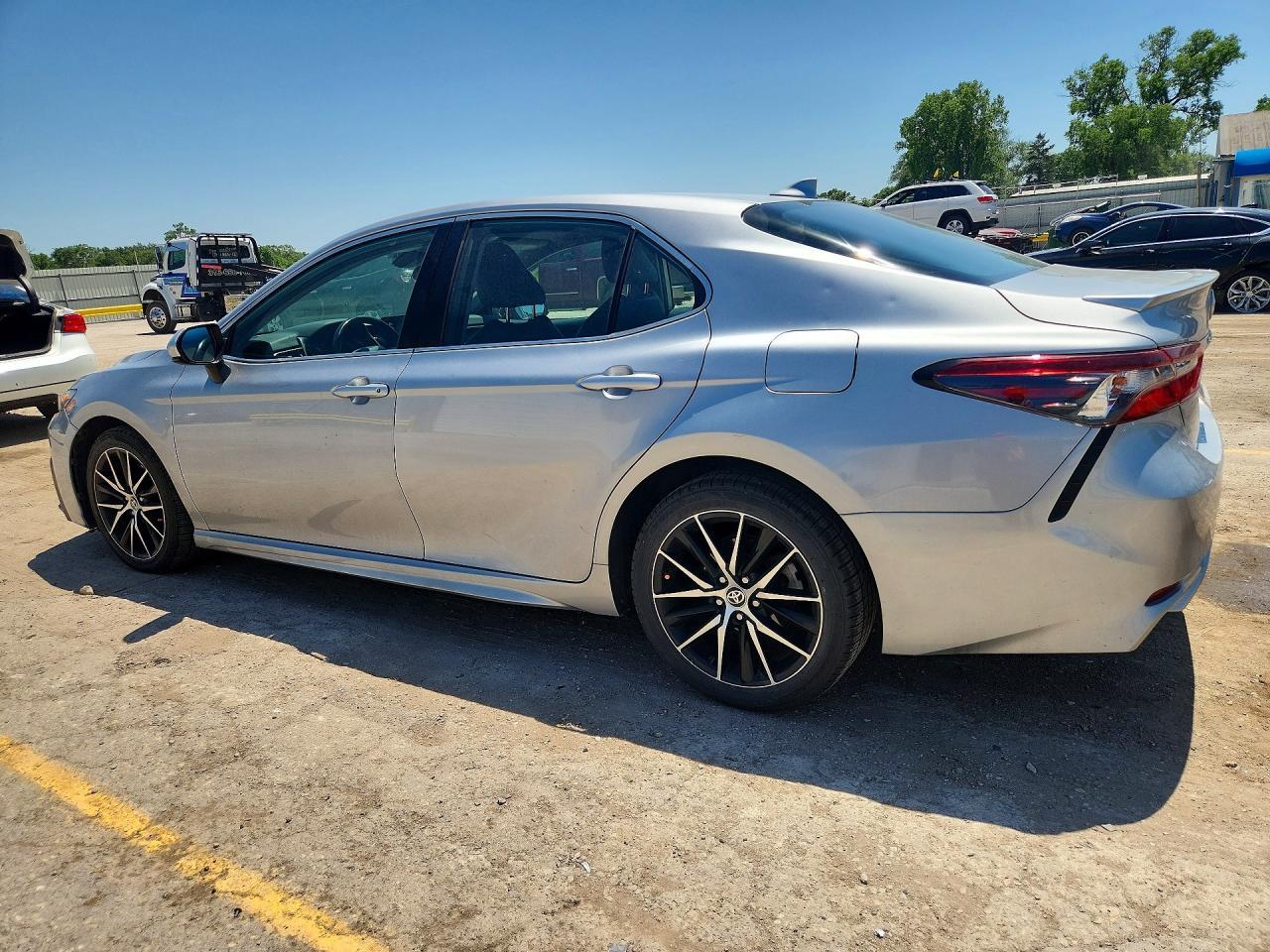 2021 Toyota Camry Se - Фото 2