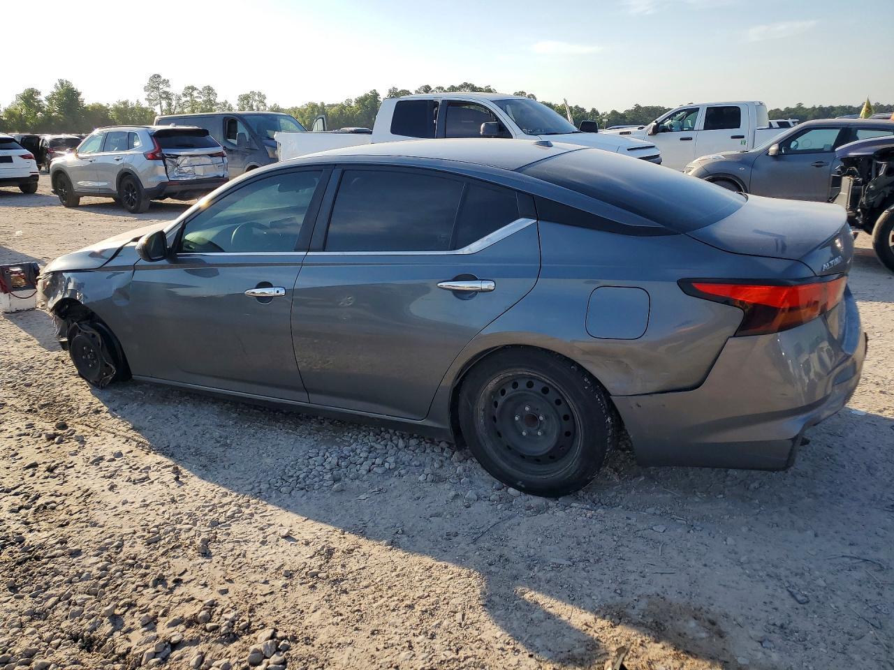 2019 Nissan Altima S - Фото 2