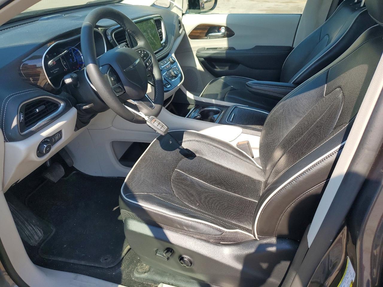 2023 Chrysler Pacifica Hybrid Limited - Image 7