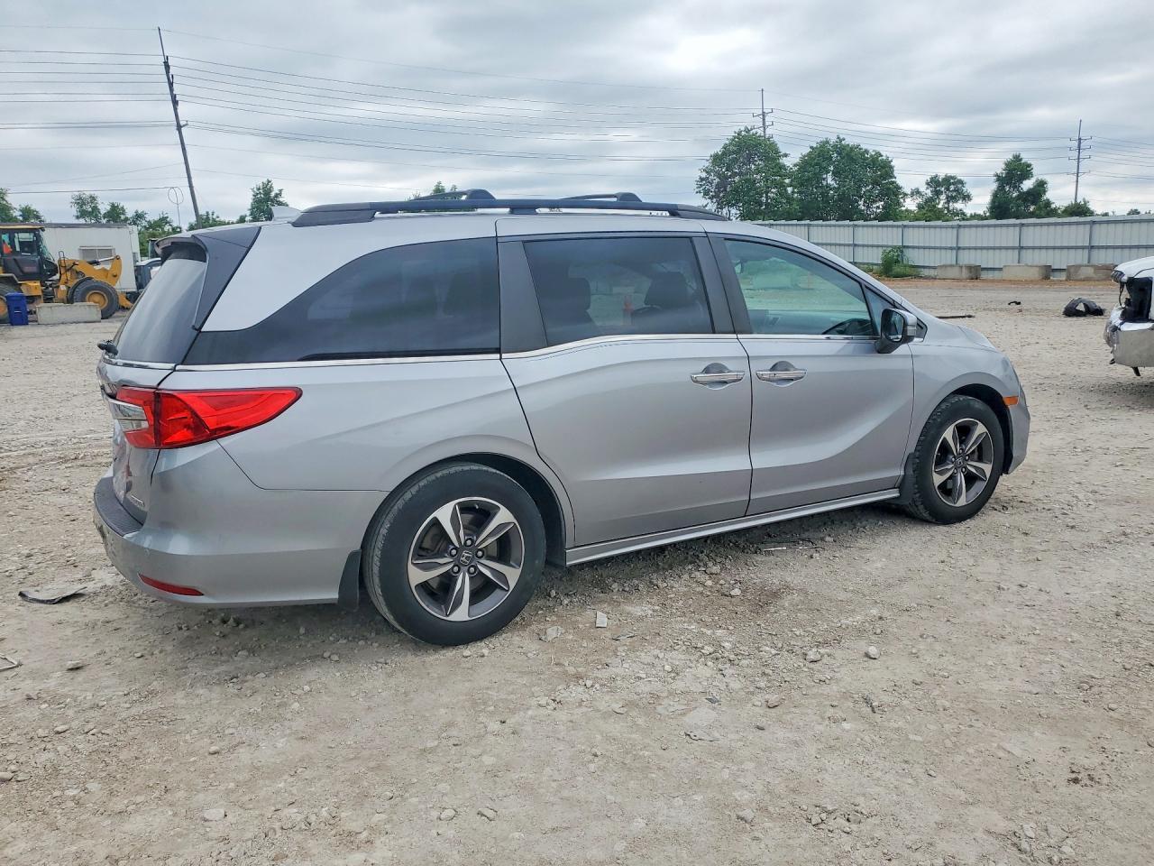 2018 Honda Odyssey Touring - Image 3