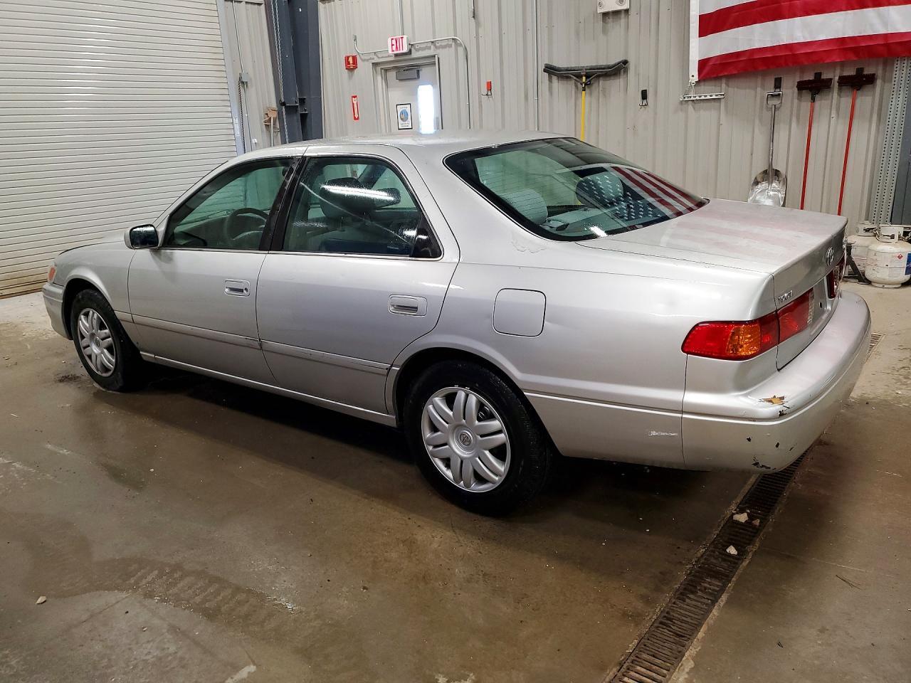 2001 Toyota Camry Le 4D Sedan - Фото 2