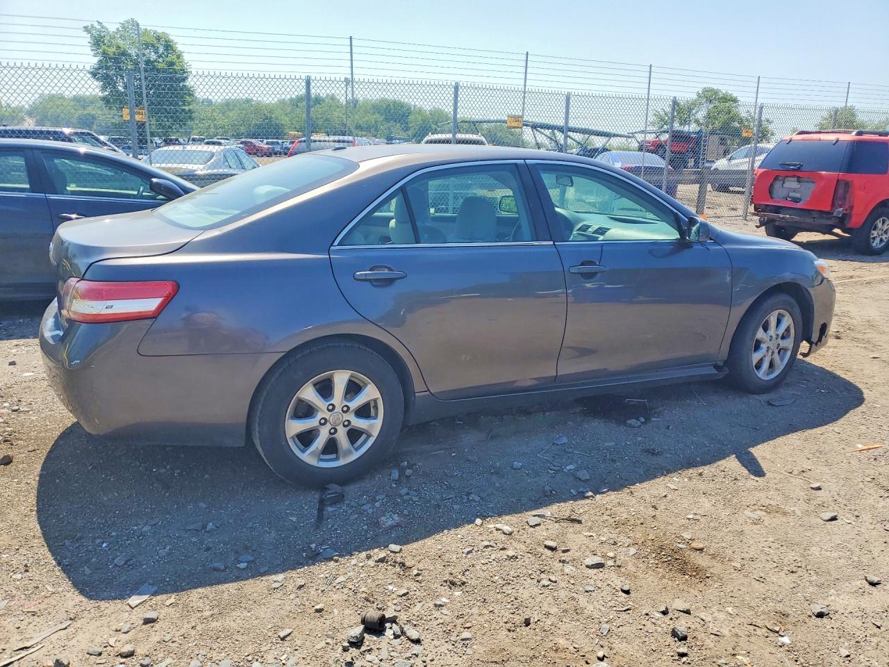 2011 Toyota Camry Le - Image 3