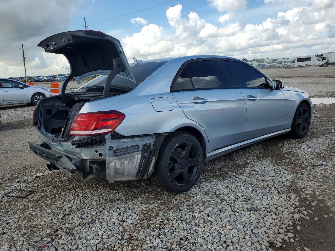 2016 Mercedes-Benz E Class E350 4D Seda - Image 3