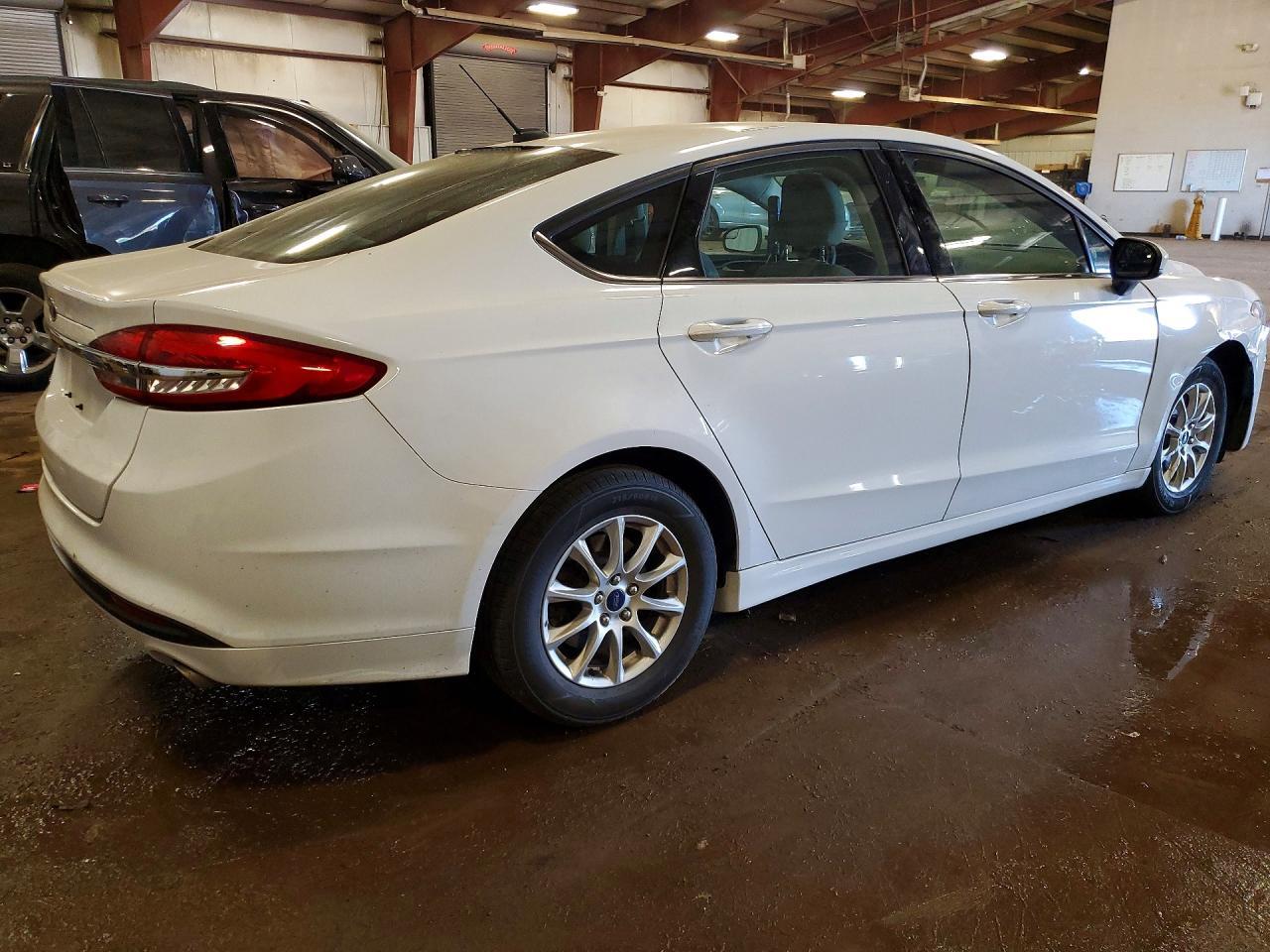 2017 Ford Fusion S - Фото 3