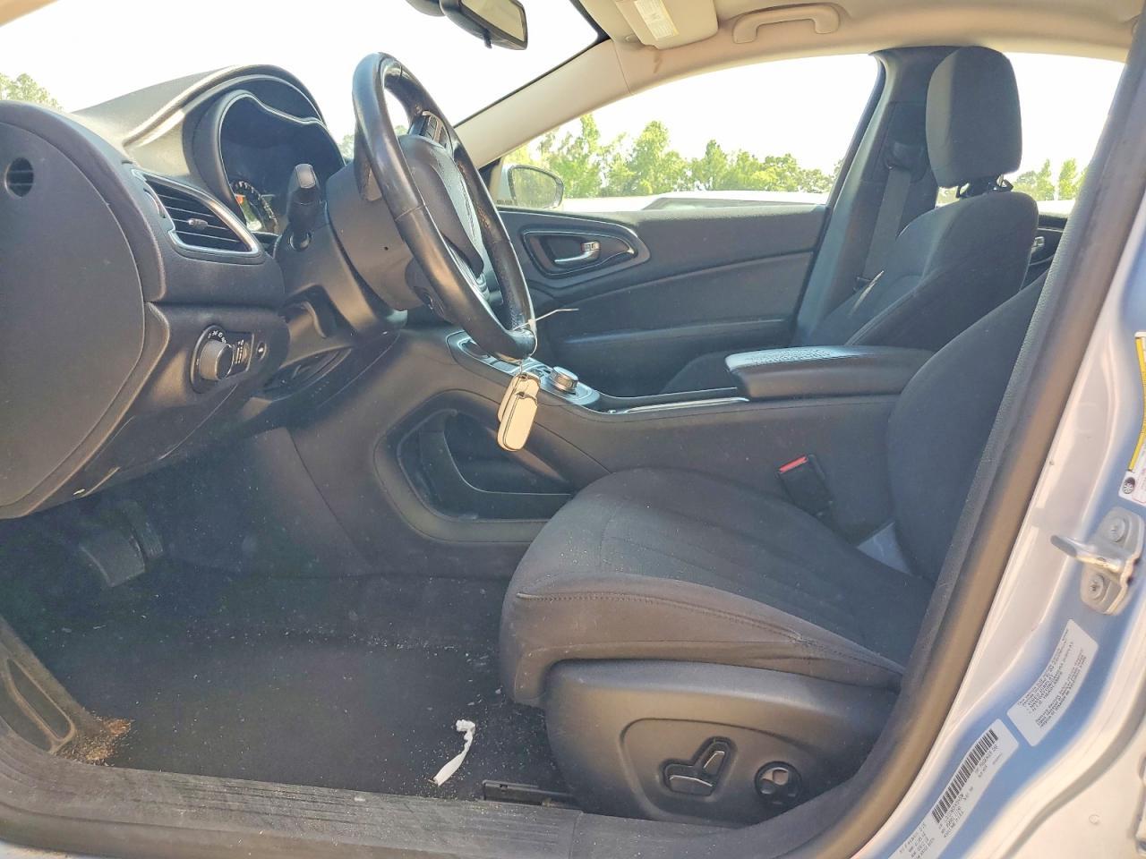 2015 Chrysler 200 Limited - Image 7