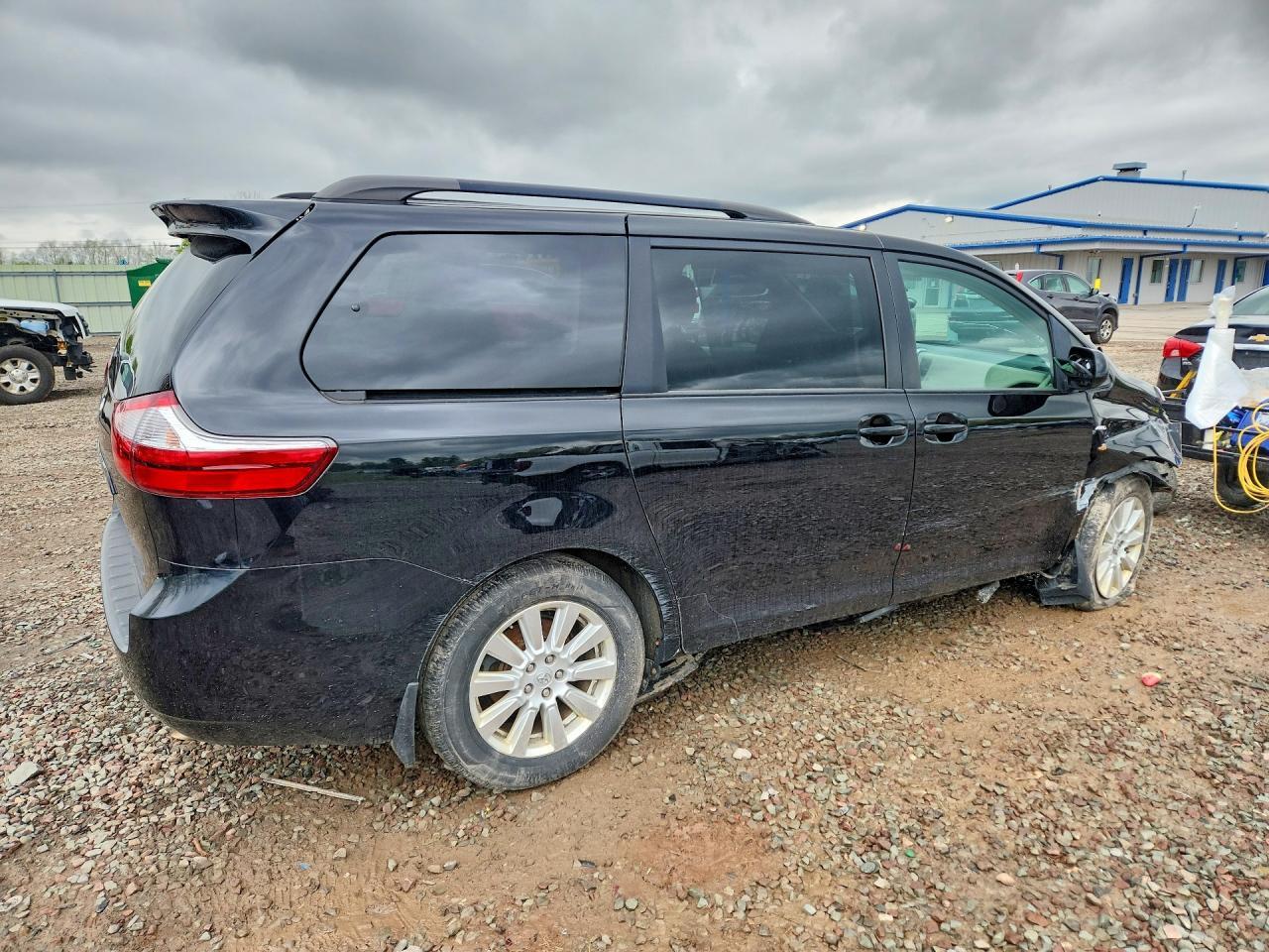 2017 Toyota Sienna Le - Фото 3