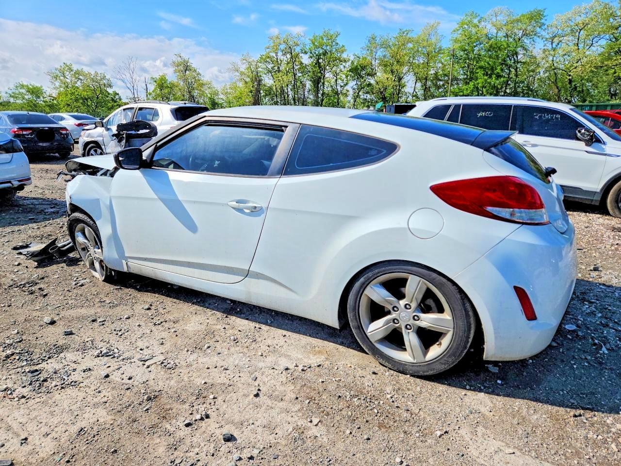 2014 Hyundai Veloster Base - Image 2