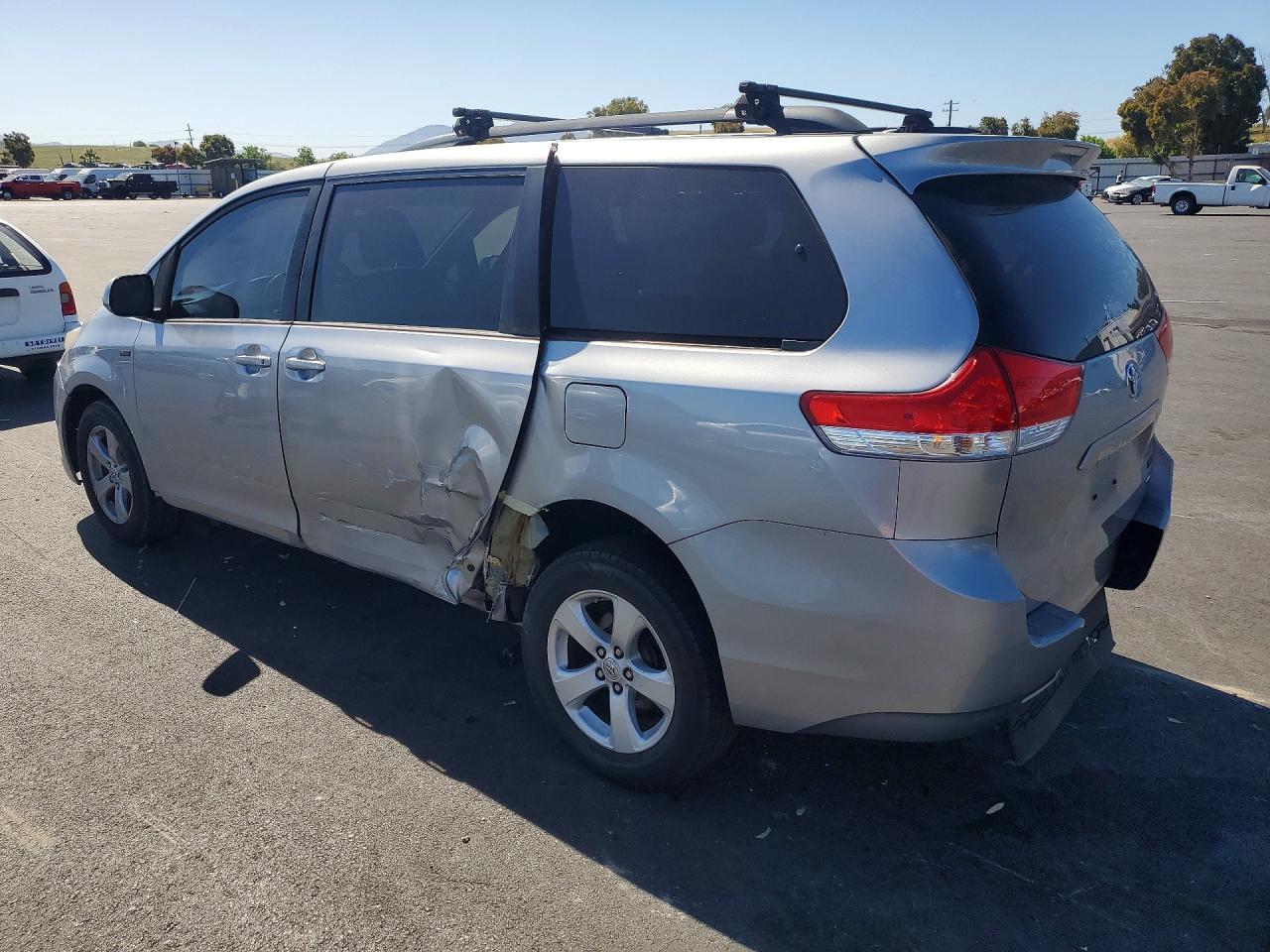 2013 Toyota Sienna Le - Image 2