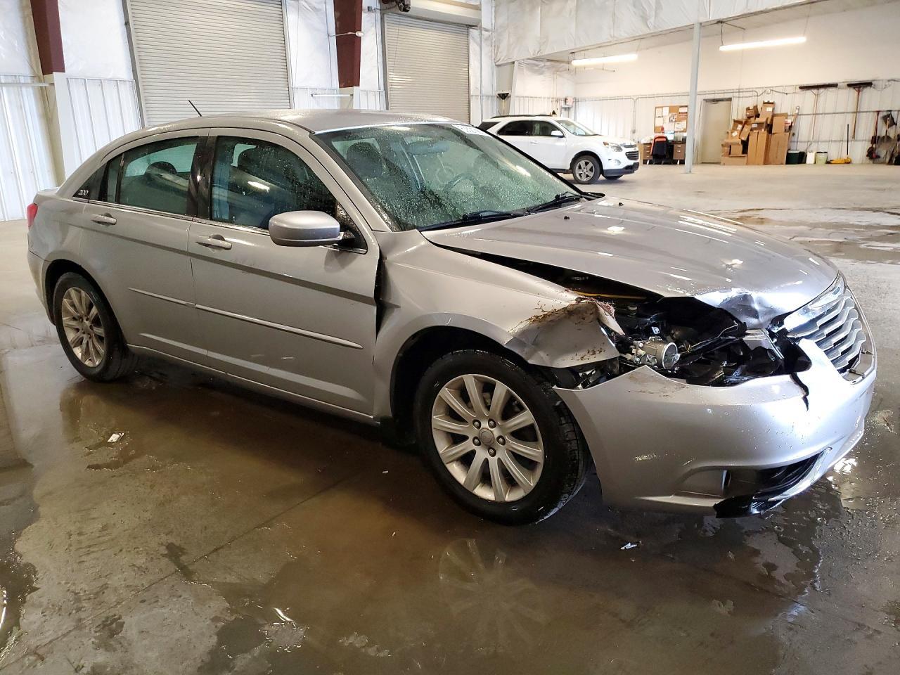 2013 Chrysler 200 Touring - Image 4