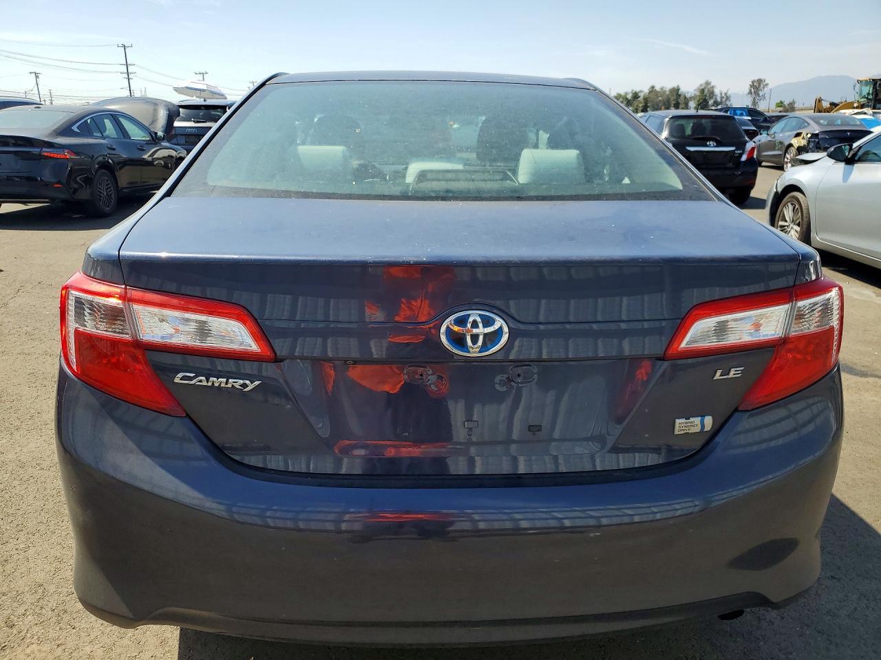 2014 Toyota Camry Hybrid Le - Image 6