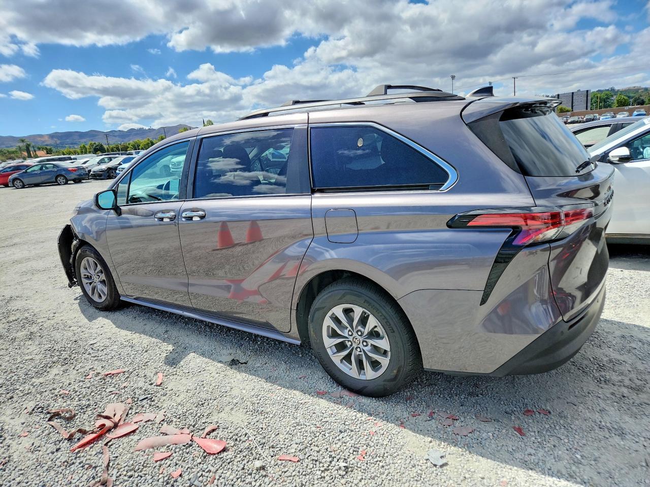 2022 Toyota Sienna Xle - Image 2