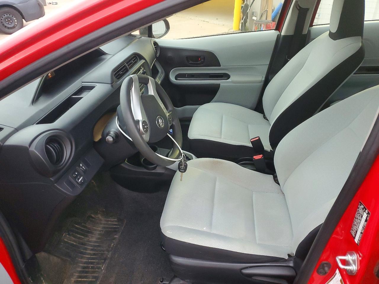 2013 Toyota Prius C One - Фото 7