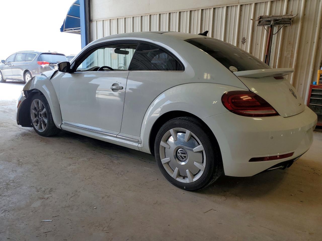2019 Volkswagen Beetle Se - Image 2