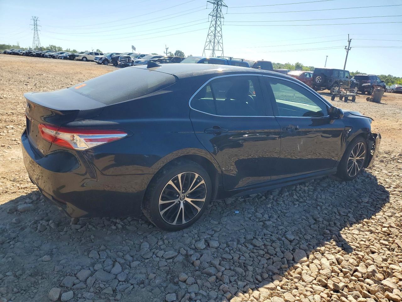 2020 Toyota Camry Se - Image 3