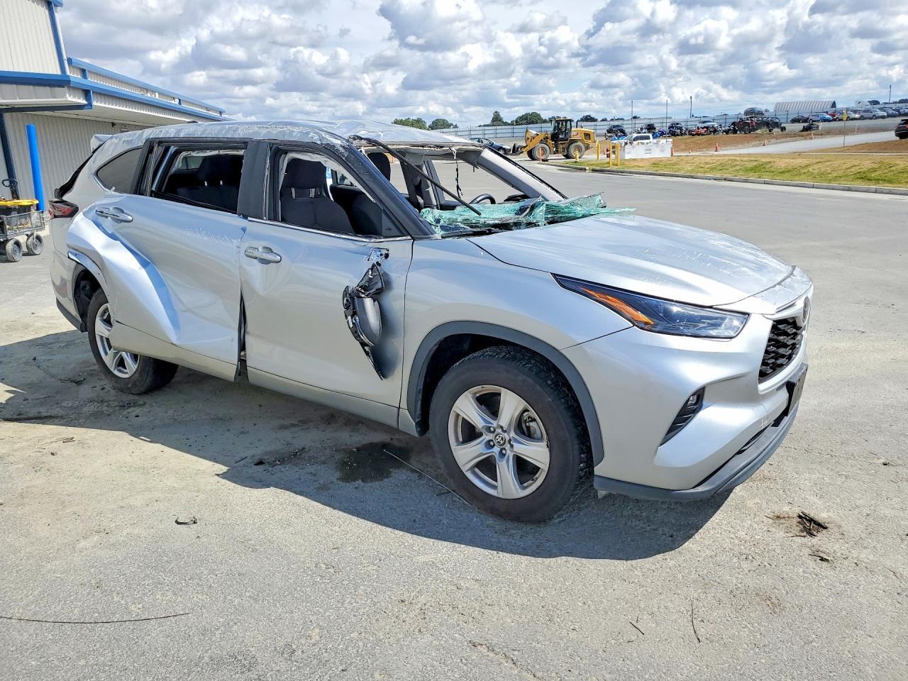 2024 Toyota Highlander Le - Image 4