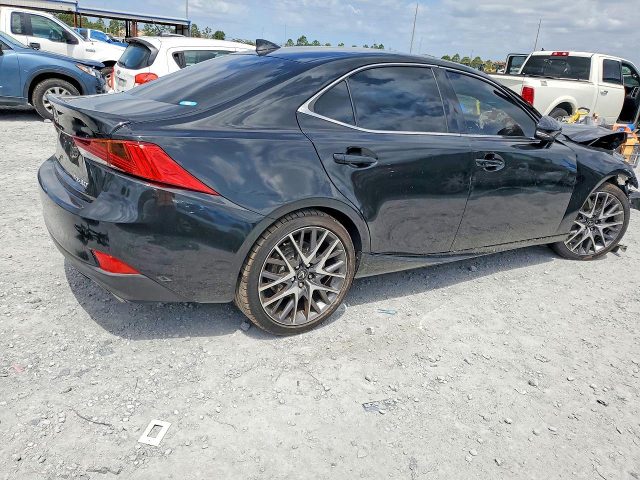 2017 Lexus Is 300 - Фото 3