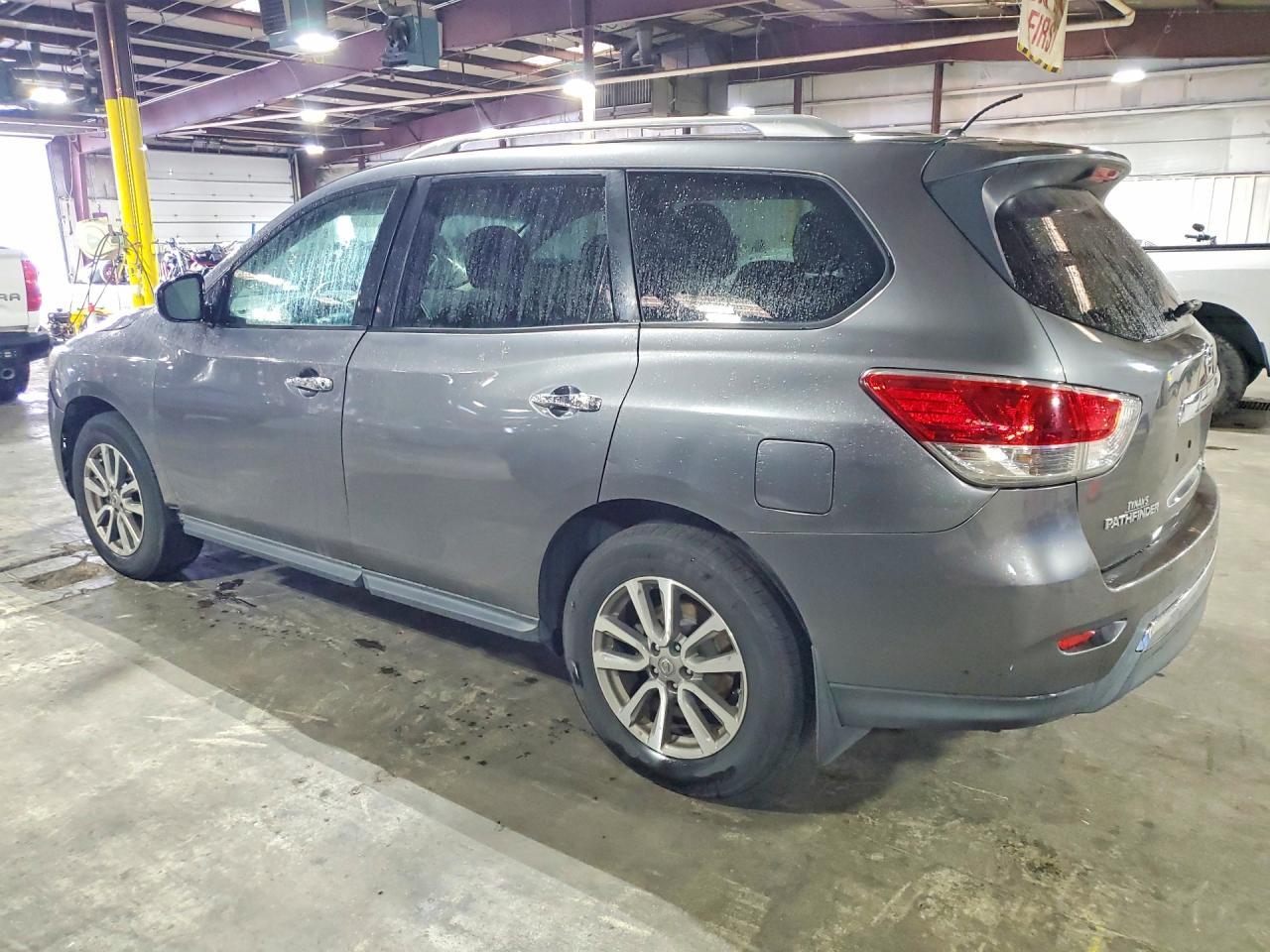 2015 Nissan Pathfinder S - Фото 2