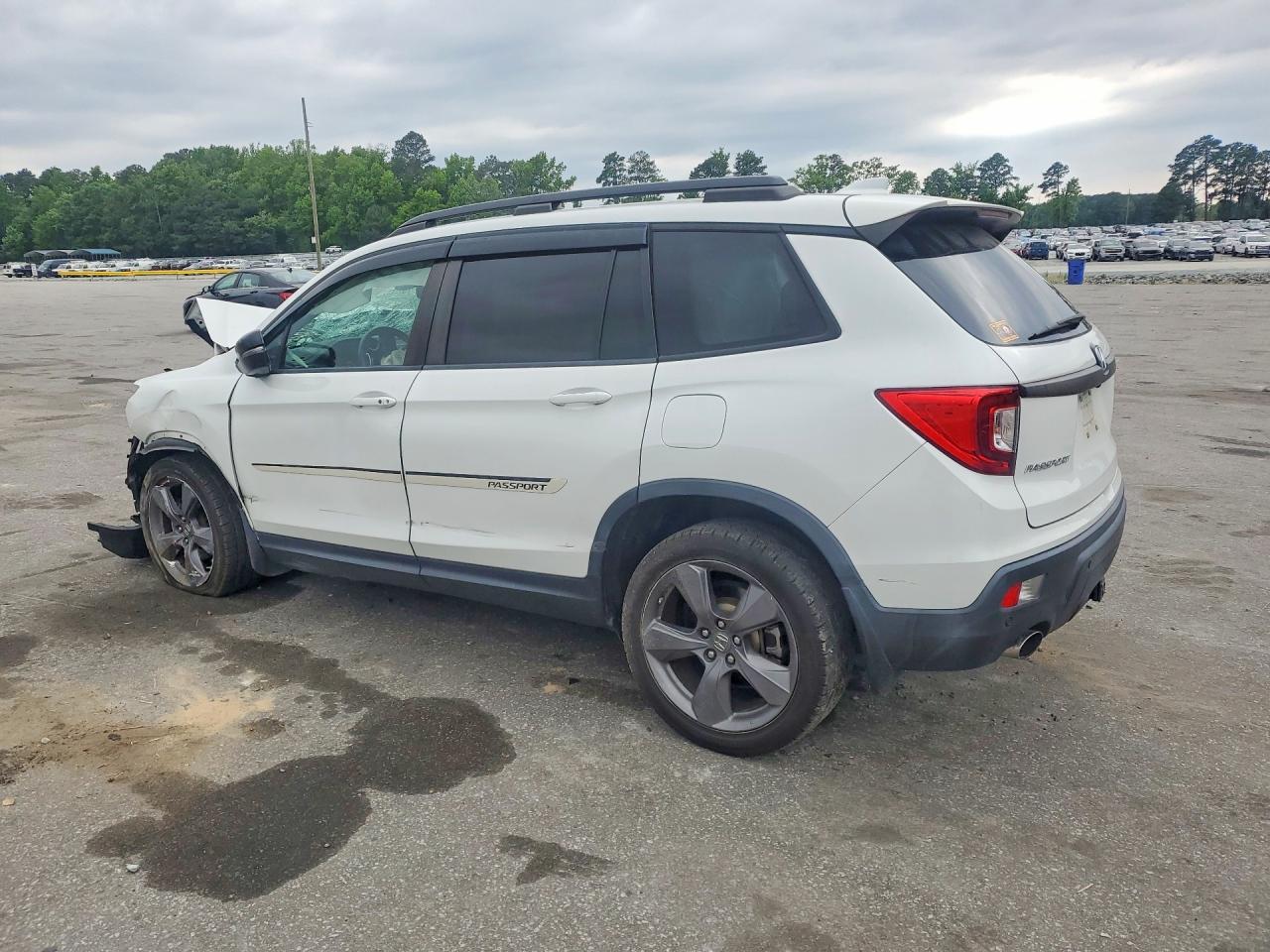 2019 Honda Passport Touring - Image 2