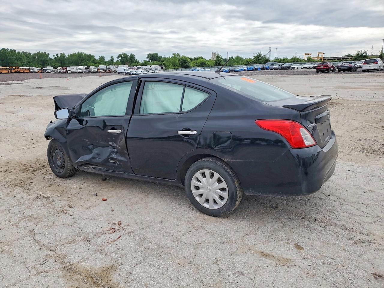 2018 Nissan Versa Sv - Фото 2
