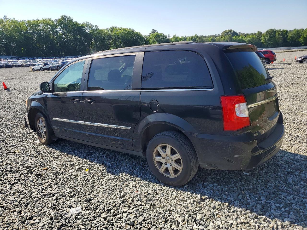 2013 Chrysler Town & Country Touring - Фото 2
